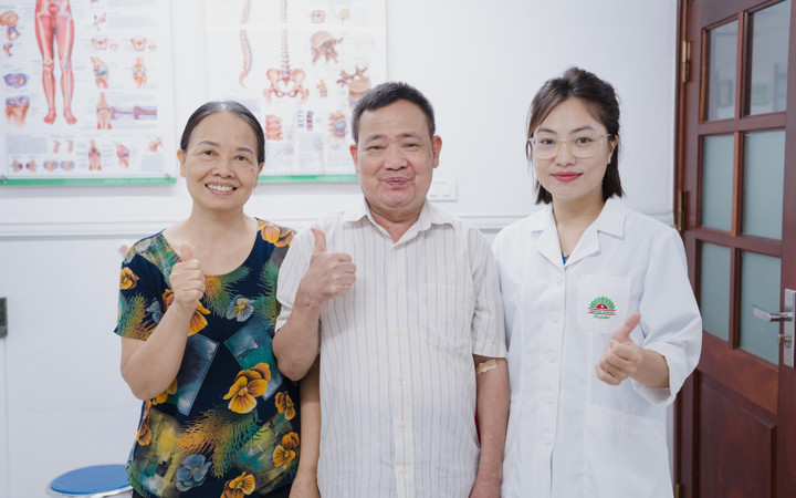 Bệnh nhân cùng người thân gửi lời cảm ơn bác sĩ và BVĐK Hồng Ngọc.