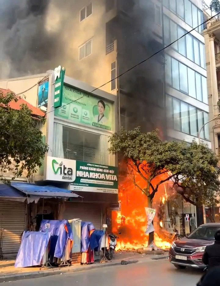 Vụ cháy lớn xảy ra vào sasg 8/1, tại ngôi nhà cao tầng trên phố Lê Lợi (phường Hà Đông, Hà Nội).