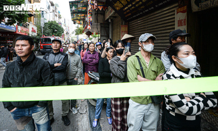 Nhiều người dân hiếu kỳ có mặt tại khu vực xảy ra hoả hoạn. (Ảnh: Viên Minh)