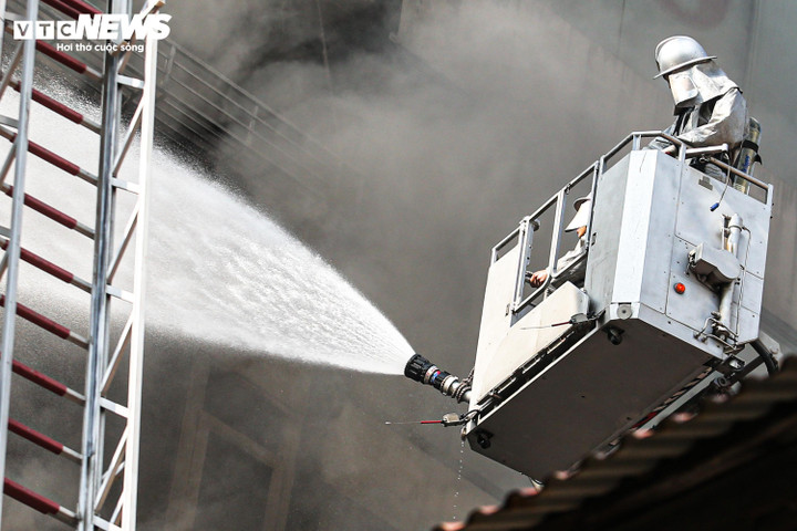 Hàng chục cán bộ, chiến sĩ thuộc Phòng Cảnh sát PCCC&CNCH Công an TP Hà Nội tích cực chữa cháy, tìm kiếm cứu nạn. (Ảnh: Viên Minh)