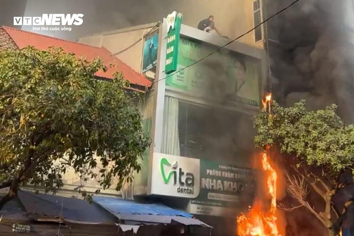 Ngọn lửa phát ra từ tầng 1 rồi nhanh chóng bùng lên các tầng trên. Người trong nhà hoảng loạn đứng trên sân thượng chờ ứng cứu. Một người đàn ông quyết định nhảy ra từ tầng cao của ngôi nhà xuống mái nhà liền kề để thoát khỏi đám cháy. Người này bị thương và chuyển đi bệnh viện cấp cứu.