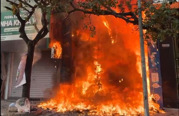 Ngọn lửa ngùn ngụt bao trùm toàn bộ cửa ra vào tầng 1.