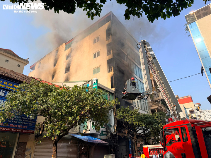 Trung tâm Thông tin chỉ huy Công an TP Hà Nội đã khẩn trương điều động Đội Chữa cháy và Cứu nạn, cứu hộ khu vực số 4, đồng thời huy động lực lượng chi viện từ các đội chữa cháy và cứu nạn, cứu hộ khu vực khác cùng xe chữa cháy và xe thang đến hiện trường.