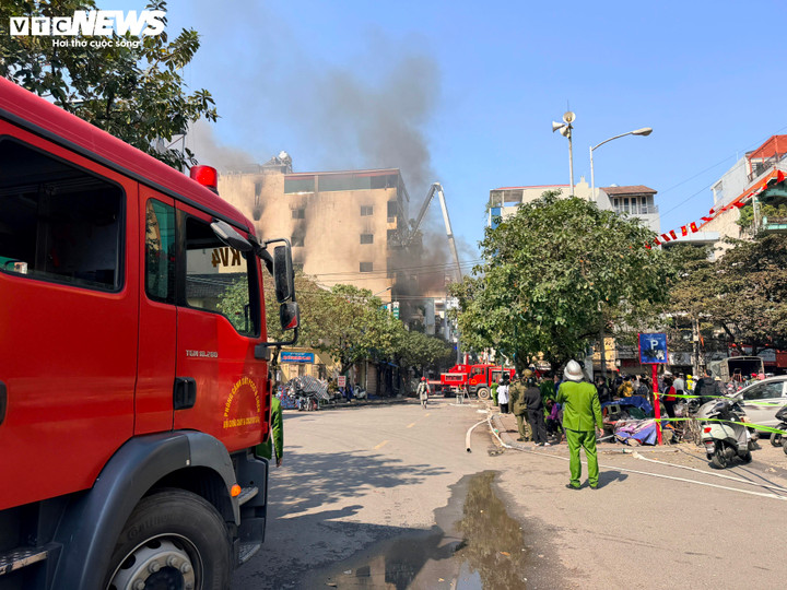 Lực lượng chức năng đang túc trực tại hiện trường. Hiện chưa có thông tin thiệt hại về người và tài sản.