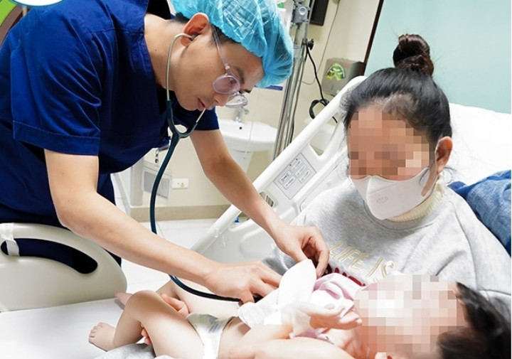 ThS.BS Nguyễn Đức Thường thăm khám cho bệnh nhi.