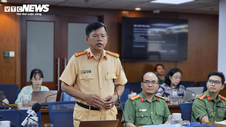 Thượng tá Nguyễn Văn Bình, Phó Trưởng Phòng CSGT Công an TP.HCM thông tin tại buổi họp báo.