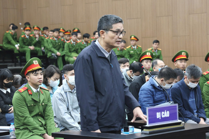 Cục trưởng An toàn thực phẩm Nguyễn Thanh Phong tại toà.