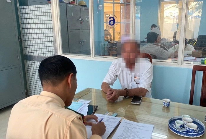 Tài xế xe khách làm việc với CSGT.