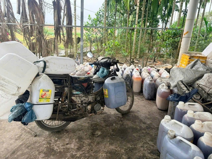 Ông K. mua hơn 1,9 tấn dầu ăn, mỡ heo bẩn từ quán ăn để bán kiếm lời. (Ảnh: C.A)