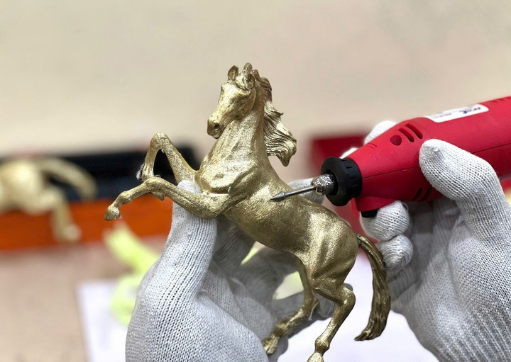 Tượng ngựa được xử lý cầu kỳ để có lớp mạ vàng lấp lánh.