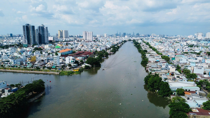 Nhu cầu nhà ở xã hội, nhà ở vừa túi tiền tại TP.HCM đang rất bức thiết, trong bối cảnh thành phố phải di dời khoảng 20.000 căn nhà ven kênh rạch để chỉnh trang đô thị trước năm 2030.