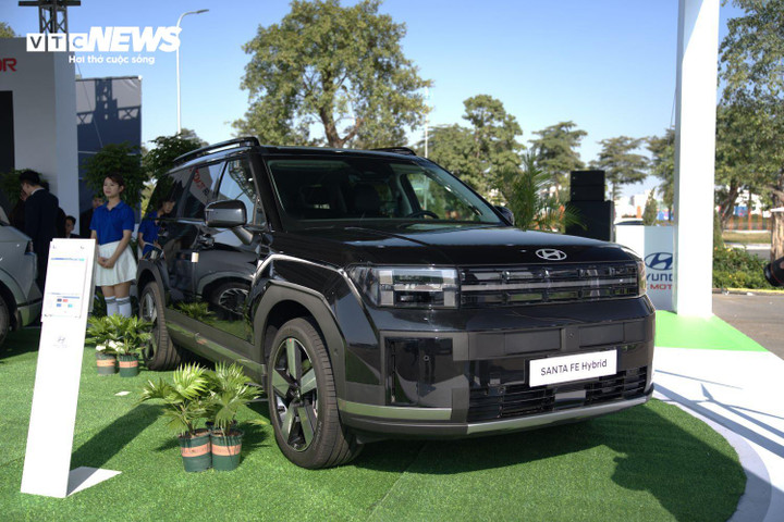 Việc bổ sung phiên bản Santa Fe Hybrid giúp người tiêu dùng Việt Nam có thêm lựa chọn SUV hướng tới xu hướng di chuyển tiết kiệm nhiên liệu và giảm phát thải, trong bối cảnh các giải pháp "xanh" ngày càng được quan tâm. (Ảnh: Hùng Cường)
