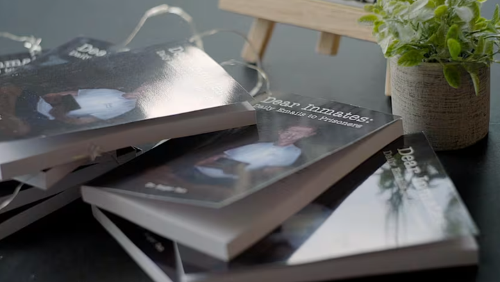 Ông Tan đã xuất bản sách với sự hỗ trợ của Ambulance Wish Singapore. (Nguồn: CNA)