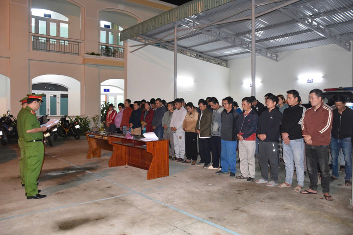 Các đối tượng trong đường dây lô đề do Công cầm đầu. (Ảnh: C.A)