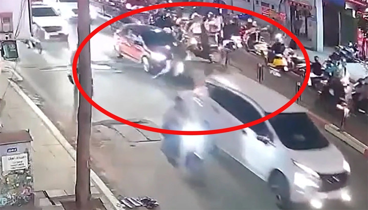 Ô tô cuốn xe máy vào gầm.