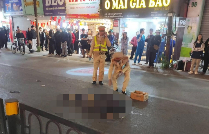 Cảnh sát phong tỏa và khám nghiệm hiện trường.