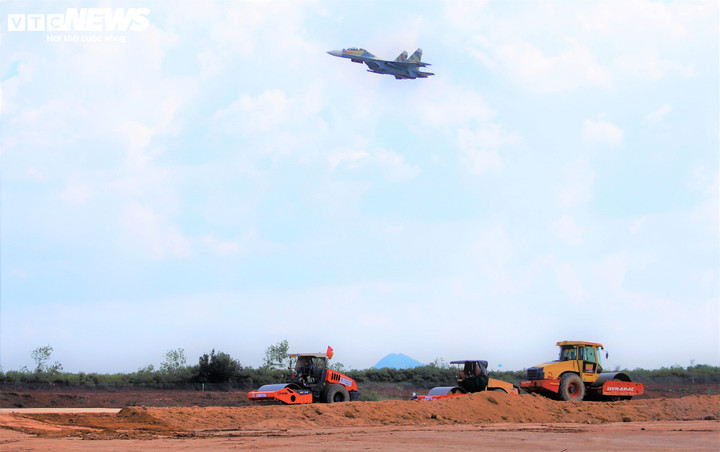 Dưới nắng hanh vàng những ngày đầu năm, tại khu vực Cảng hàng không Phù Cát (GIa Lai) một bức tranh lao động sôi động đang diễn ra với nhịp độ cao trên công trường triển khai Dự án đường cất hạ cánh số 2 và các công trình đồng bộ. Dự án có vốn đầu tư hơn 3.200 tỷ đồng do Ban Quản lý dự án giao thông và dân dụng tỉnh Gia Lai làm chủ đầu tư.