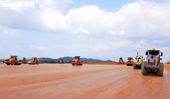 Hơn 1.000 công nhân, kỹ sư và hơn 500 phương tiện, thiết bị được triển khai đồng loạt, hoạt động xuyên ngày đêm, đẩy nhanh tiến độ thi công dự án. Các kỹ sư và công nhân đang bám trụ từng mũi thi công, 6 mũi đắp đất nền được triển khai đồng loạt, hoạt động với cường độ 3 ca liên tục.