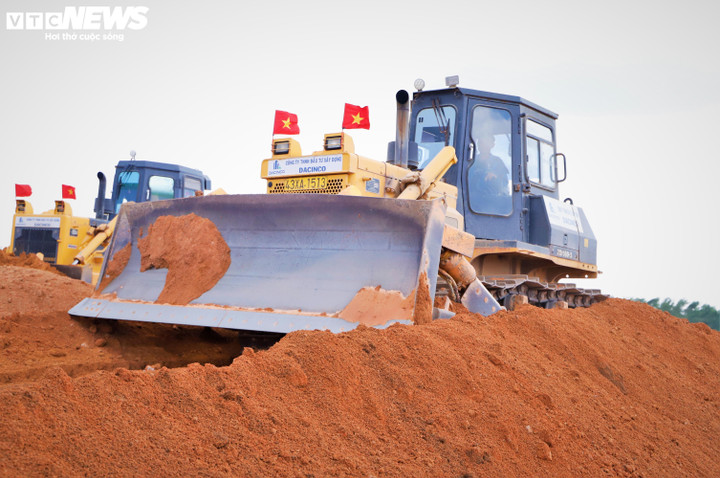 Đến thời điểm hiện tại, chủ đầu tư đã bàn giao khoảng 60% mặt bằng. Là dự án lớn và trọng điểm, khối lượng xây dựng lớn với lượng đất đắp nền hơn 4,6 triệu m³.