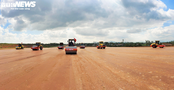 "Khí thế lao động khẩn trương ngay từ những ngày đầu năm với quyết tâm sớm hoàn thành công trình hạ tầng hàng không trọng điểm, tạo động lực phát triển kinh tế – xã hội cho tỉnh Gia Lai và khu vực. Hiện nay các nhà thầu vẫn đảm bảo được hợp đồng với chủ đầu tư như đã kí kết, chủ đầu tư cũng đã động viên khuyến khích các nhà thầu đảm bảo quyền lợi, lợi ích của người lao động tại công trường”, ông Lưu Nhất Phong, Giám đốc Ban Quản lý dự án giao thông và dân dụng tỉnh Gia Lai cho biết.