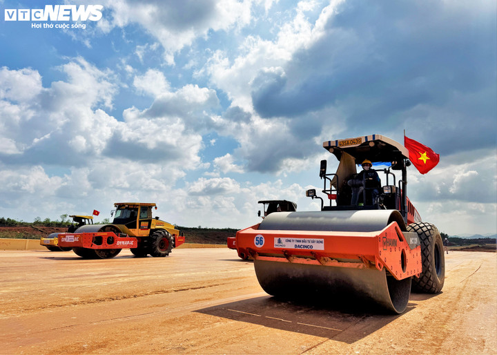 Theo Ban Ban Quản lý dự án giao thông và dân dụng tỉnh Gia Lai (Chủ đầu tư) thông tin, Dự án đầu tư xây dựng đường cất hạ cánh số 2 và các công trình đồng bộ tại khu bay Cảng hàng không Phù Cát là công trình hàng không cấp I, tổng mức đầu tư hơn 3.200 tỷ đồng, thực hiện giai đoạn 2025–2028. Trong đó, vốn xây lắp hơn 2.100 tỷ đồng, còn lại là chi phí bồi thường, giải phóng mặt bằng với hơn hơn 1.000 tỷ đồng.