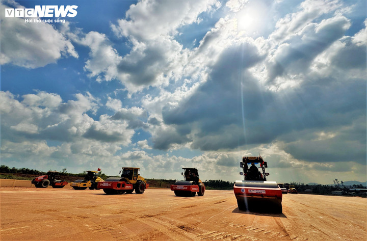 Gói thầu xây dựng đường cất hạ cánh số 2 sân bay Phù Cát do Liên danh nhà thầu: Tổng Công ty Xây dựng Trường Sơn – ACC – DACINCO thi công, với giá trị gần 1.960 tỷ đồng.