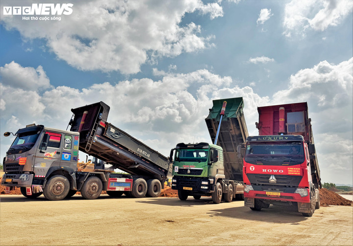 Trên từng hạng mục cụ thể, công nhân thi công san nền, lu lèn, trộn bê tông và trải thảm bê tông xi măng trên dải đất rộng lớn. Các tổ đội khảo sát địa chất liên tục kiểm tra sự ổn định nền, kỹ thuật viên điện - chiếu sáng lắp đặt từng dải đèn hiệu theo tiêu chuẩn quốc tế, đảm bảo hệ thống hoạt động trong mọi điều kiện thời tiết. Trên mặt bằng thi công, những chiếc máy xúc đào đất, xe vận chuyển cỡ lớn miệt mài vận chuyển vật liệu; máy trộn bê tông không ngừng nghỉ.