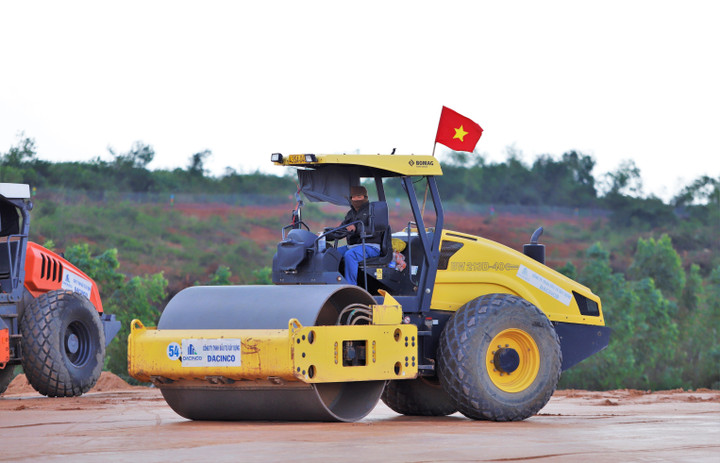 Dù thời tiết nắng gắt giữa mùa khô hay cơn mưa bất chợt theo đặc trưng khí hậu miền Trung, đội ngũ thi công vẫn “vượt nắng - thắng mưa”, kiên trì bám bản vẽ, chuẩn xác từng mét nền đất, từng tổ hợp bê tông và các khu lắp đặt kỹ thuật phức tạp.