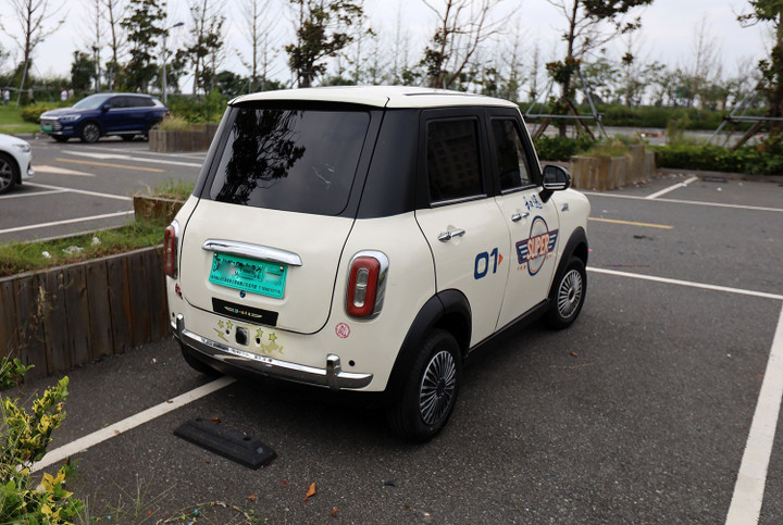 Một chiếc laotoule mô phỏng theo thiết kế của BMW MINI, tại tỉnh Giang Tô, Trung Quốc. (Ảnh: VCG)