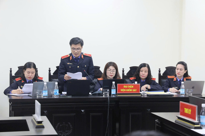 Đại diện VKS tại tòa.