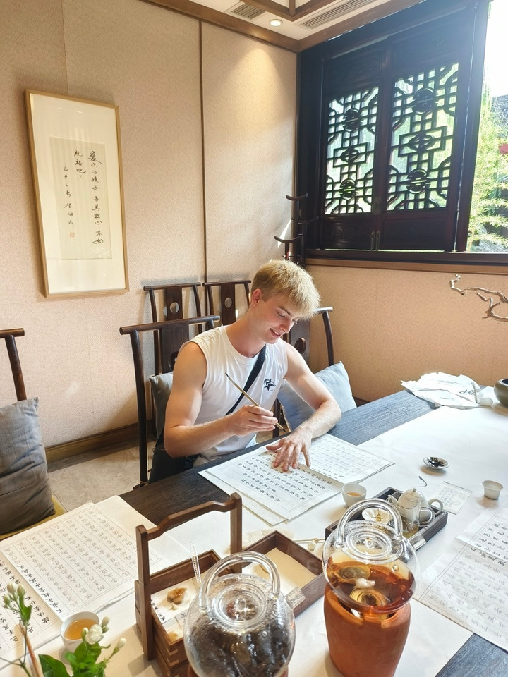 Tristan còn học thư pháp