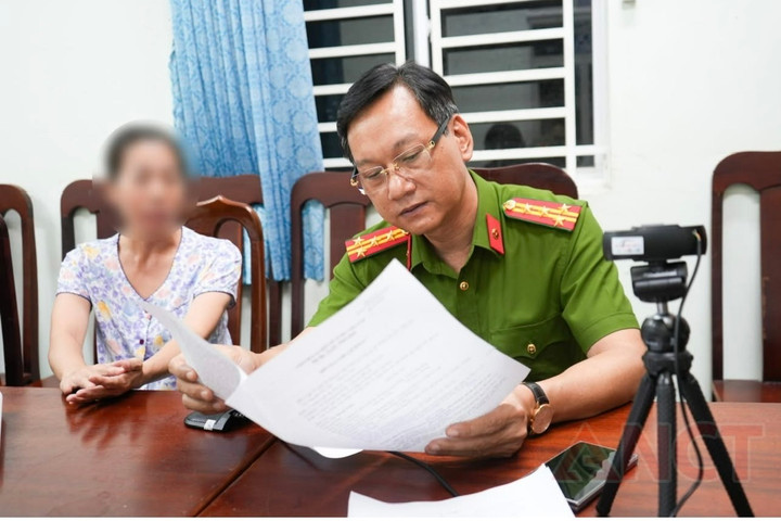 Đại tá Bùi Đức An, Phó Giám đốc Công an TP. Cần Thơ trực tiếp lấy lời khai V. T. T: (Ảnh: CACC)