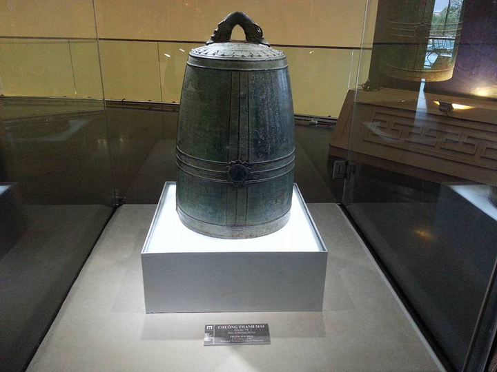 Chuông Thanh Mai đúc vào năm 798, phát hiện tại Bãi Rồng, xã Thanh Mai, huyện Thanh Oai. (Ảnh: Cục Du lịch Quốc gia Việt Nam)
