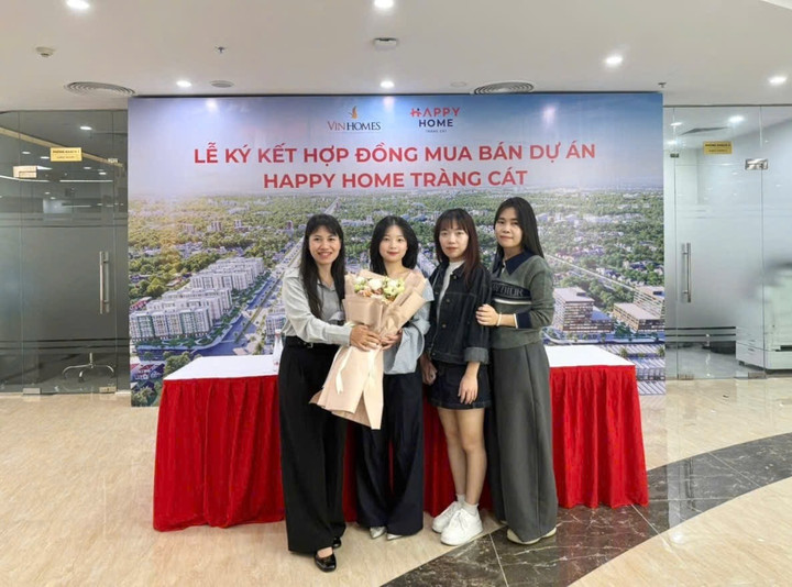 Cư dân Happy Home Tràng Cát không giấu được niềm vui trong ngày ký hợp đồng mua bán.