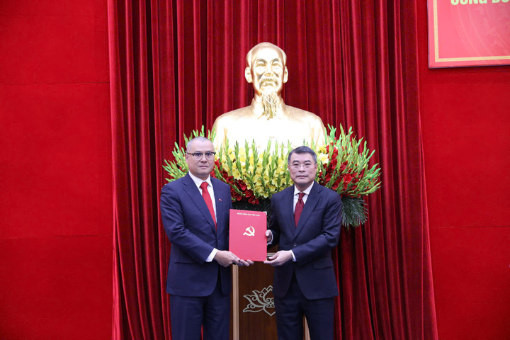 Trưởng Ban tổ chức Trung ương Lê Minh Hưng trao quyết định cho ông Phạm Đại Dương.