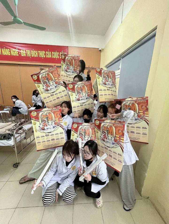 Sinh viên 'đu trend' mang lịch tết của trường về nhà - 2