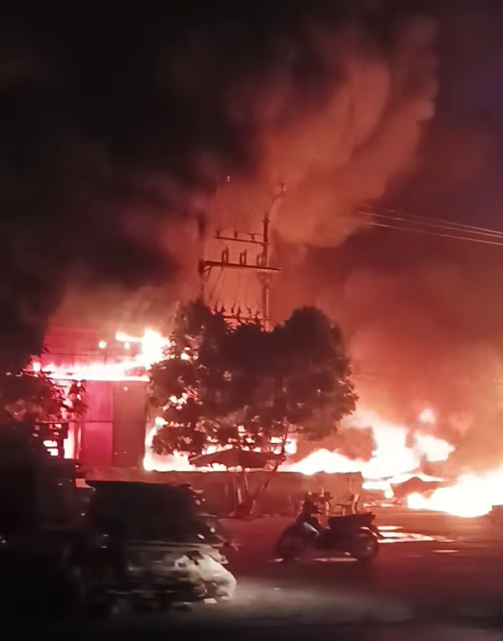 Lửa bùng phát dữ dội tại khu vực xưởng chứa gỗ.