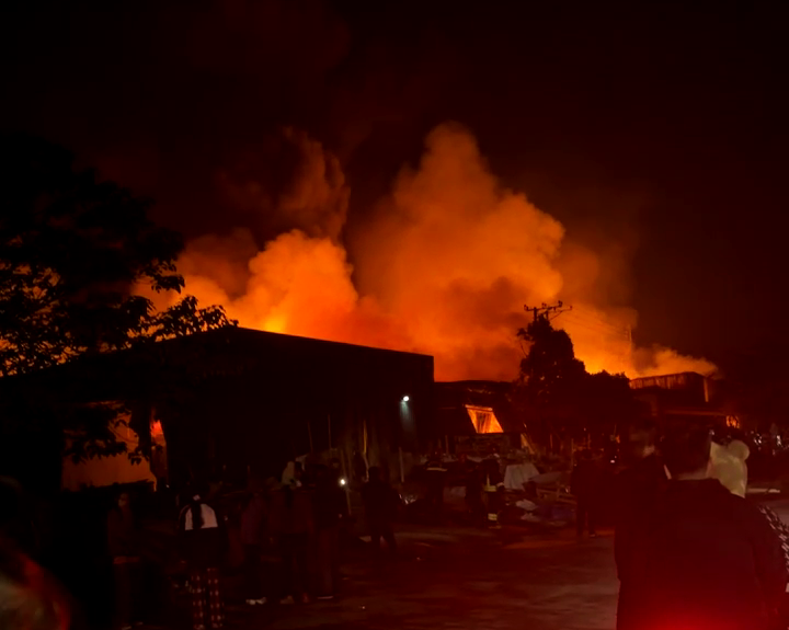 Khói lửa cuồn cuộn tại hiện trường vụ cháy.