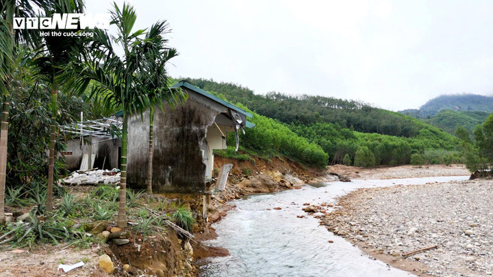 Xã miền núi Khe Tre (TP Huế) là một trong những địa phương chịu thiệt hại nặng nề trong đợt mưa lũ lịch sử kéo dài từ cuối tháng 10 đến đầu 11/2025. Mưa lũ qua đi để lại những ngôi nhà sạt lở nằm chênh vênh bên bờ suối, nhiều hộ dân có nhà nhưng không dám ở.