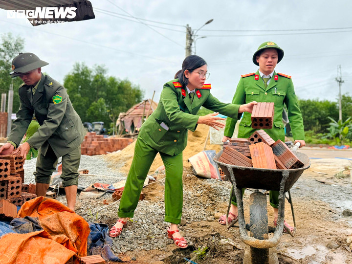 Các nữ cán bộ, chiến sĩ công an cũng tự nguyện làm những công việc nặng nhọc từ vận chuyển gạch đến hoá thân thành "phụ hồ" để góp sức giúp người dân vùng lũ có nhà mới một cách nhanh nhất.