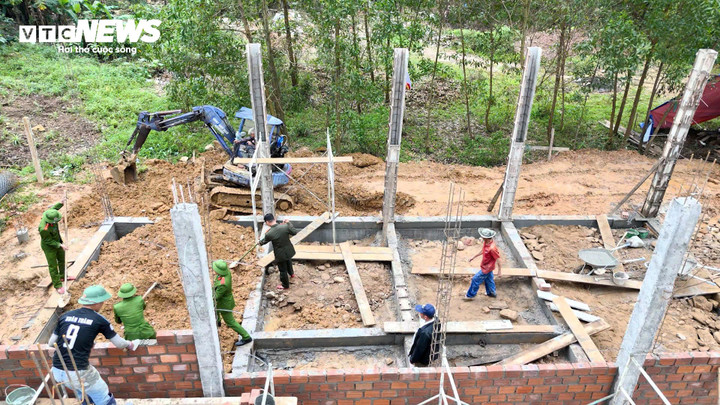 Trước tình hình cấp thiết, hương ứng "Chiến dịch Quang Trung", Công an TP Huế nhanh chóng huy động lực lượng, thi công liên tục để dựng lại 2 căn nhà của người dân ở xã Khe Tre bị mưa lũ kéo sập hoàn toàn với tinh thần “thần tốc nhất, quyết liệt nhất, kịp thời nhất”, để Nhân dân “không ai bị bỏ lại phía sau”.