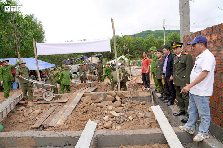 Trong quá trình dựng lại nhà cho dân, lãnh đạo Công an TP Huế cũng thường xuyên có mặt để giám sát, chỉ đạo cán bộ, chiến sĩ trong đơn vị làm việc nghiêm túc, khẩn trương để đảm bảo đúng tiến độ.