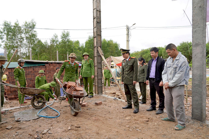 “Chiến dịch Quang Trung không chỉ là một nhiệm vụ công tác đơn thuần mà còn là trách nhiệm chính trị, mệnh lệnh từ trái tim. Chúng tôi xác định phải làm nhanh, quyết liệt nhất, không để người dân phải chờ đợi, không để bà con rơi vào cảnh không có nơi ở, nhất là trong những ngày giáp Tết Nguyên đán...", Thiếu tướng Nguyễn Thanh Tuấn – Giám đốc Công an TP Huế khẳng định.