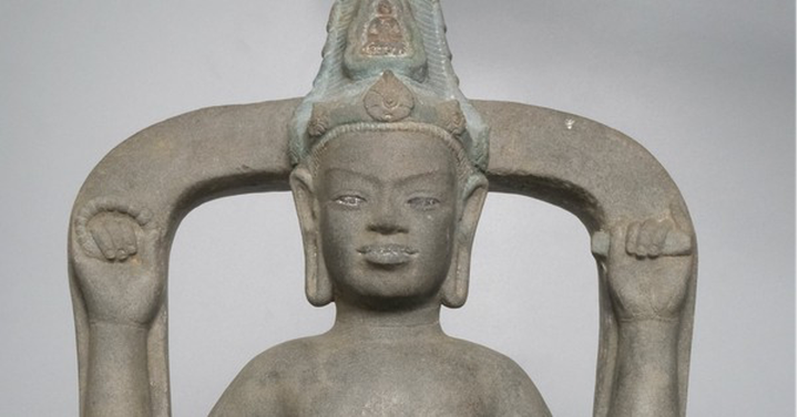 Nụ cười hiền từ của pho tượng Phật Bà Avalokitesvara.