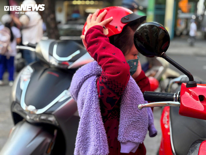 TP.HCM lạnh 17°C hiếm gặp, người dân co ro trên đường đi làm - 6