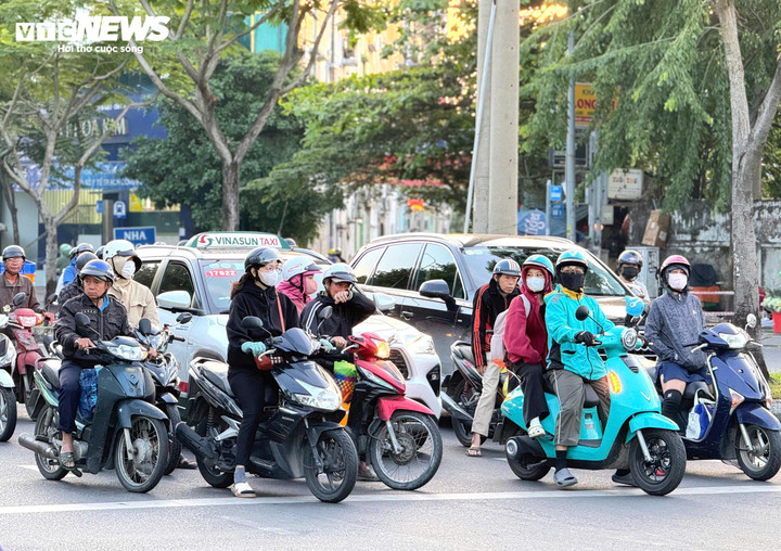 Thời tiết TP.HCM những ngày đầu tháng 1 có sự chênh lệch nhiệt độ lớn giữa ngày và đêm, ban ngày nắng nhưng sáng sớm và đêm trời lạnh hiếm gặp.