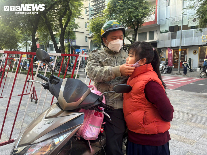 Học sinh TP.HCM mặc áo ấm đi học.