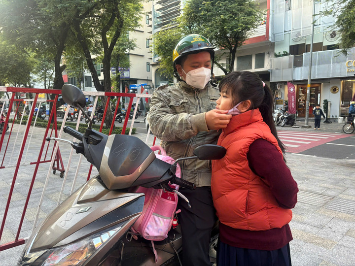 Nhiệt độ giảm sâu, trẻ nhỏ được phụ huynh trang bị áo khoác dày khi đến trường sáng nay.