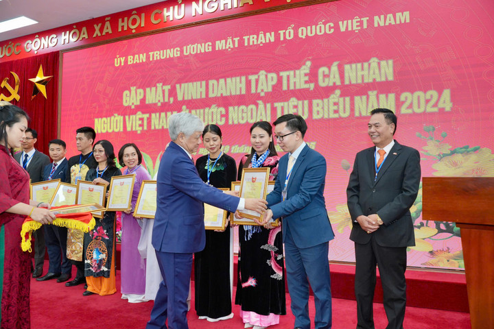 Ông Nguyễn Thanh Liêm trong buổi gặp mặt, vinh danh tập thể, cá nhân người Việt Nam ở nước ngoài tiêu biểu năm 2024. (Ảnh: NVCC)