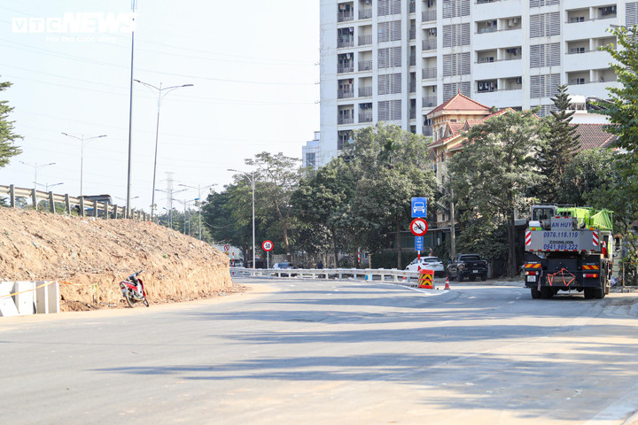 Hàng rào đoạn cuối ngõ 15 đường Ngọc Hồi đã được tháo dỡ, mở lối kết nối ra cao tốc Pháp Vân - Cầu Giẽ.